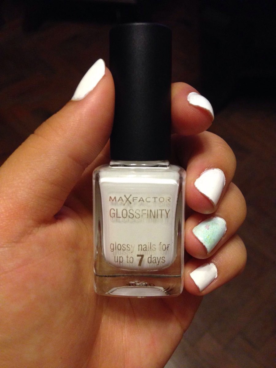 luu_chong's tweet photo. Al fiiiiin esmalte blanco! #maxfactor #glossfinity 💅 https://t.co/foBAyEMg0H
