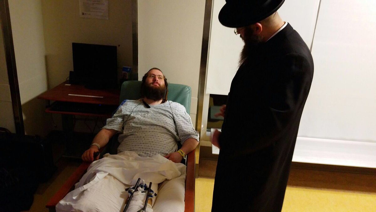 Slim48's tweet photo. In Maimonides Hospital with my crew being Mesameach a Choleh. What a Zechus!!! https://t.co/J7kVswQSHU