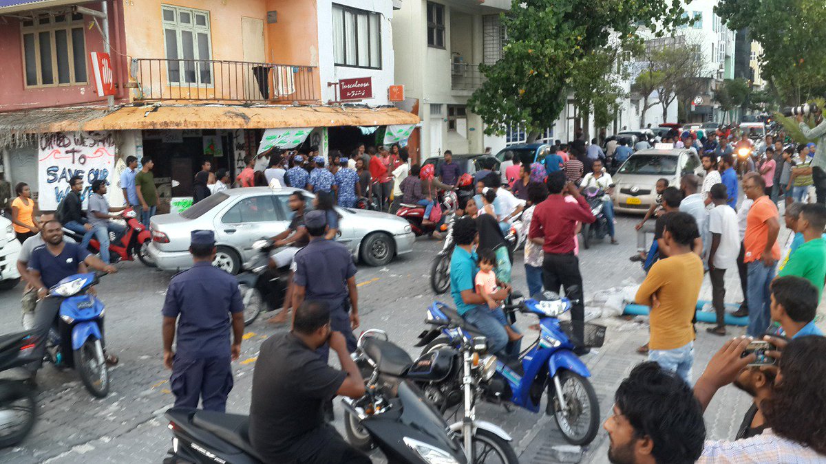 SeedhaHarakaaiy's tweet photo. Surfers are at it, will do today too. Come help, support, donate #saveralhugandu #savewaves https://t.co/X8xQcqdJGk