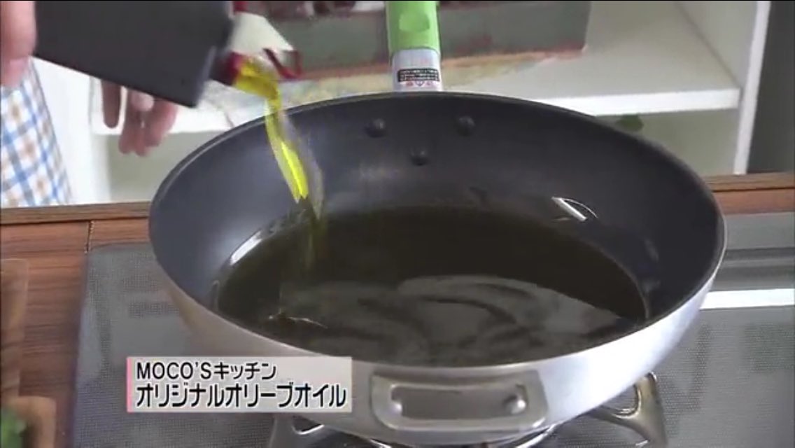 ｔｏｍ パッションウォーク もこみちが Moco Sキッチン でオリーブオイル１瓶使い切っ たのは初めてじゃなくて 14年1月31日 ミラノ風カツレツ ルッコラをのせて で5250円するオリジナルオリーブオイルを使い切ってます Mocos Kitchen T Co