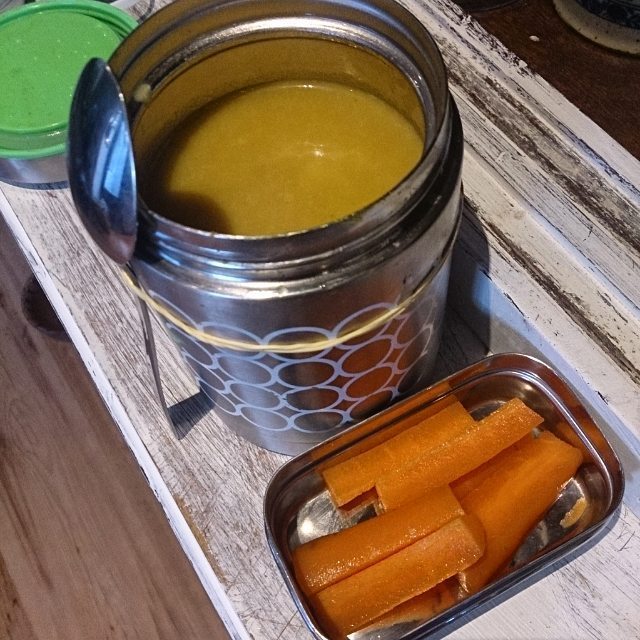 DeGroeneVrouw's tweet photo. Mama, ik voel me niet zo lekker.  Mag ik alleen soep mee? #Schoollunch #kortedag: soep | worteltje https://t.co/Npuo1e27mK