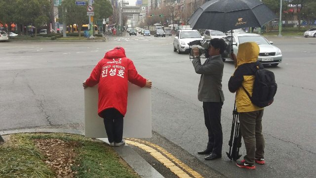 SUPERJIN1's tweet image. 오늘낮 연산로터리 유세중 반가운 손님들이 오셨습니다. 부산MBC 보도국 취재팀. 오늘 밤 뉴스에 방영될 인터뷰 따러 왔길래, [19대 국회가 국회가 국회냐, 박근혜 정부 뒷받침할 강력한 입이 되겠다]고 답변.