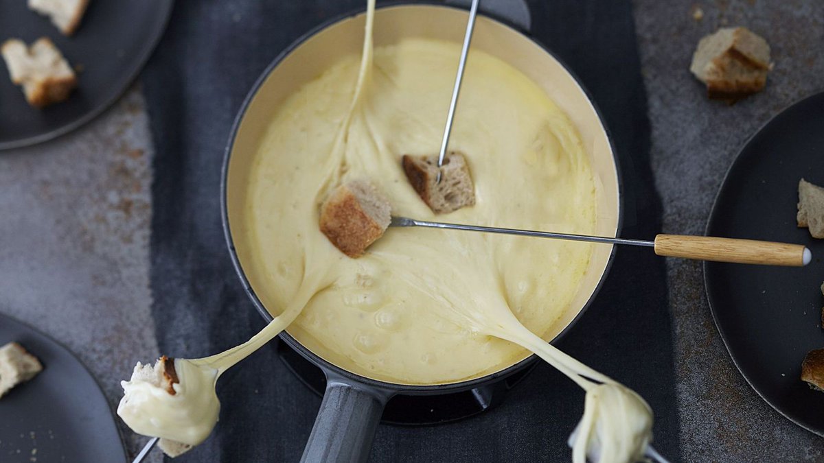 jschlickfisch's tweet photo. #IdeeRecette
#Savoyarde #fribourgeoise #francComtoise..La fondue file doux!
@LEXPRESS_Styles
https://t.co/Fzujxnmnkd https://t.co/MmQkvUtikB