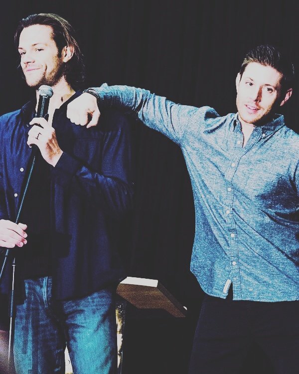 izulec1992's tweet photo. Imagine that they are normal actors posing like others...
That wouldn't be the same at all!  #J2SupportSquad #J2 https://t.co/EtYb68uZ2z