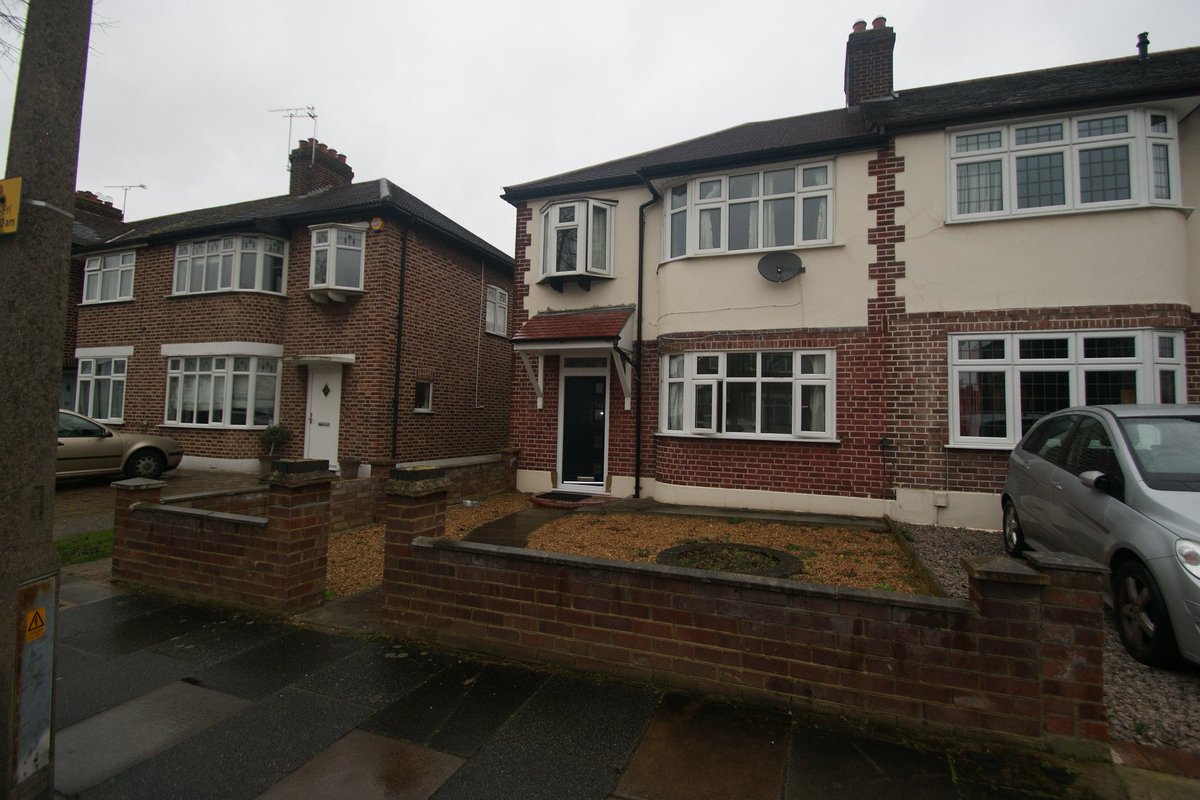 GBPESTATES's tweet image. #LETTINGS Woodfield Drive – Gidea Park - £1,500 pcm – Available Now for full details contact us @GBPESTATES