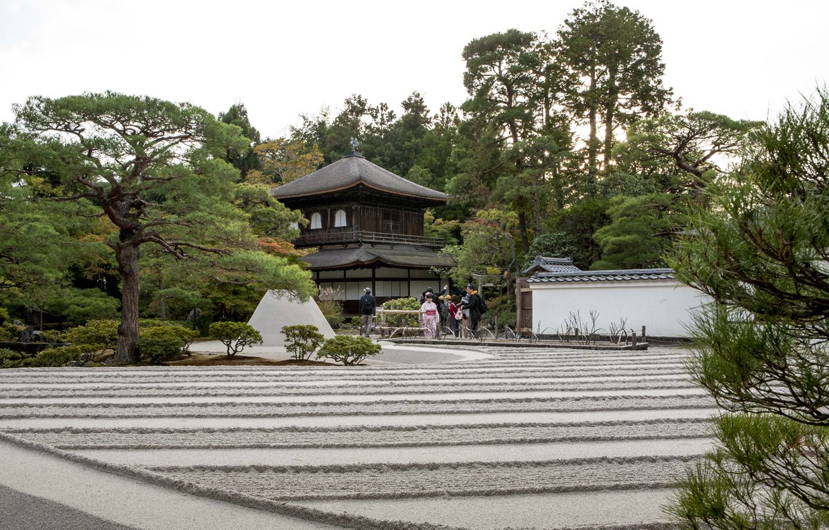 ট ইট র 株式会社イラスト リオ 15年10月27日に撮影した銀閣寺 正式には慈照寺 じしょうじ といい 金閣寺と並んで京都楼閣建築の代表寺院 室町幕府８代将軍の足利義政で祖父 足利義満が建てた北山山荘 金閣寺 を参考に 東山文化の代表東山山荘