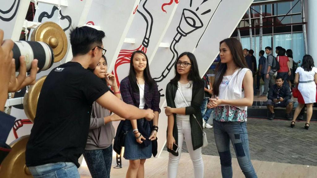 SherMunch_Bali's tweet photo. @sherylsheinafia @brandonicholas ngebahas apa aja ya seputar jjf? Stay tune @breakoutnet munch! #BreakoutnetJavaJazz https://t.co/VAzl7iJ3TC