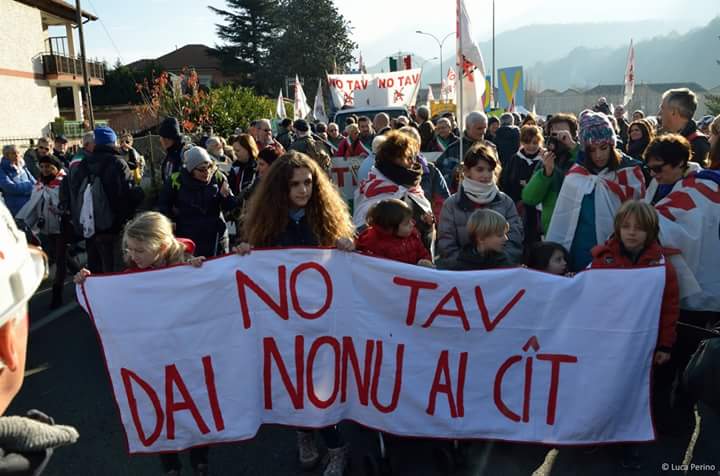 NoGrandiNaviVe's tweet photo. Manca poco.manif #8M #Venezia #nograndiopere #notav #nograndinavi ▶qualche goccia nn ci spaventa!h10 FS join us! https://t.co/uJ5qmWryJg