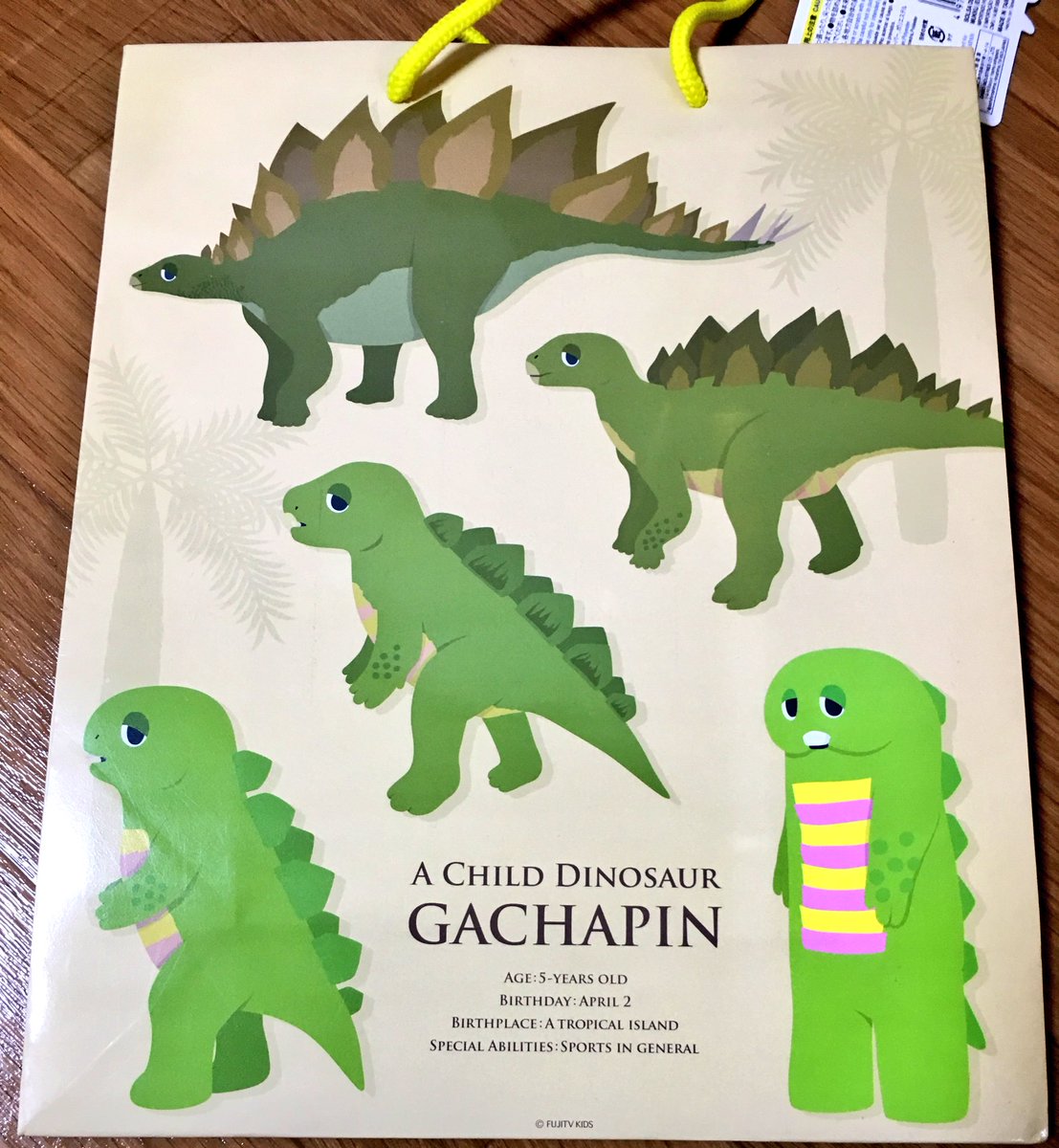 ガチャピン本当は恐竜だった ガチャピンの進化の過程を描いた紙袋が話題に 話題の画像プラス ガチャピン本当は恐竜だった ガチャピンの進化の過程を描いた紙袋が話題に 話題の画像プラス