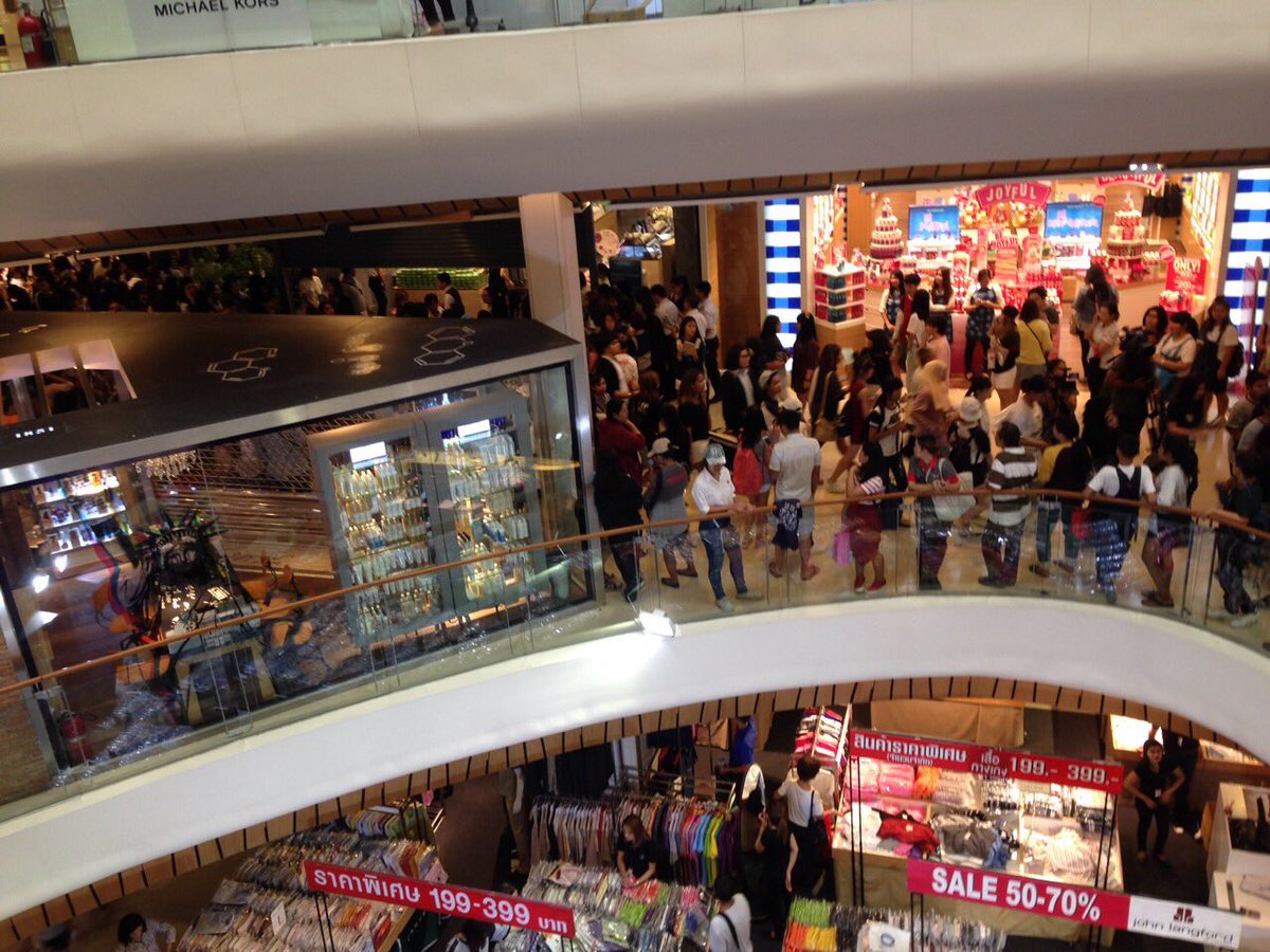 EXOVRY's tweet photo. บริเวณร้านเนเจอร์ ยังมีแฟนคลับอยู่อย่างหนาแน่นนะคะ และมีจุดปฐมพยาบาลด้วย #NatureRepublicThailand https://t.co/bbnISPi9Qs