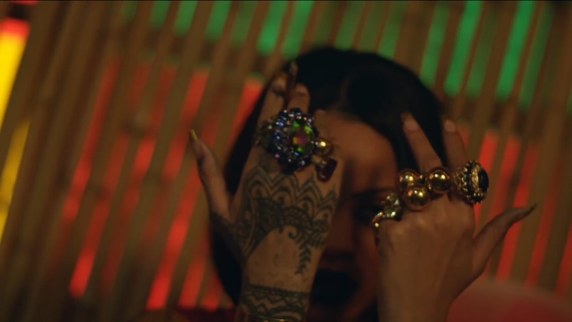 mayssaa_'s tweet photo. Juré maintenant Rihanna dans son clip elle fait pas le signe JUL ?😏 https://t.co/V8HbisqDT4