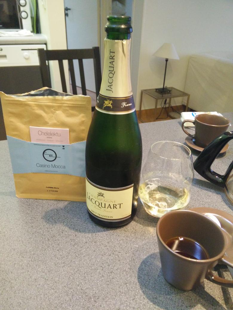 minakoffein's tweet photo. #daystart #epernay #champagne #coffee @casinomocca https://t.co/OFanchaAT8