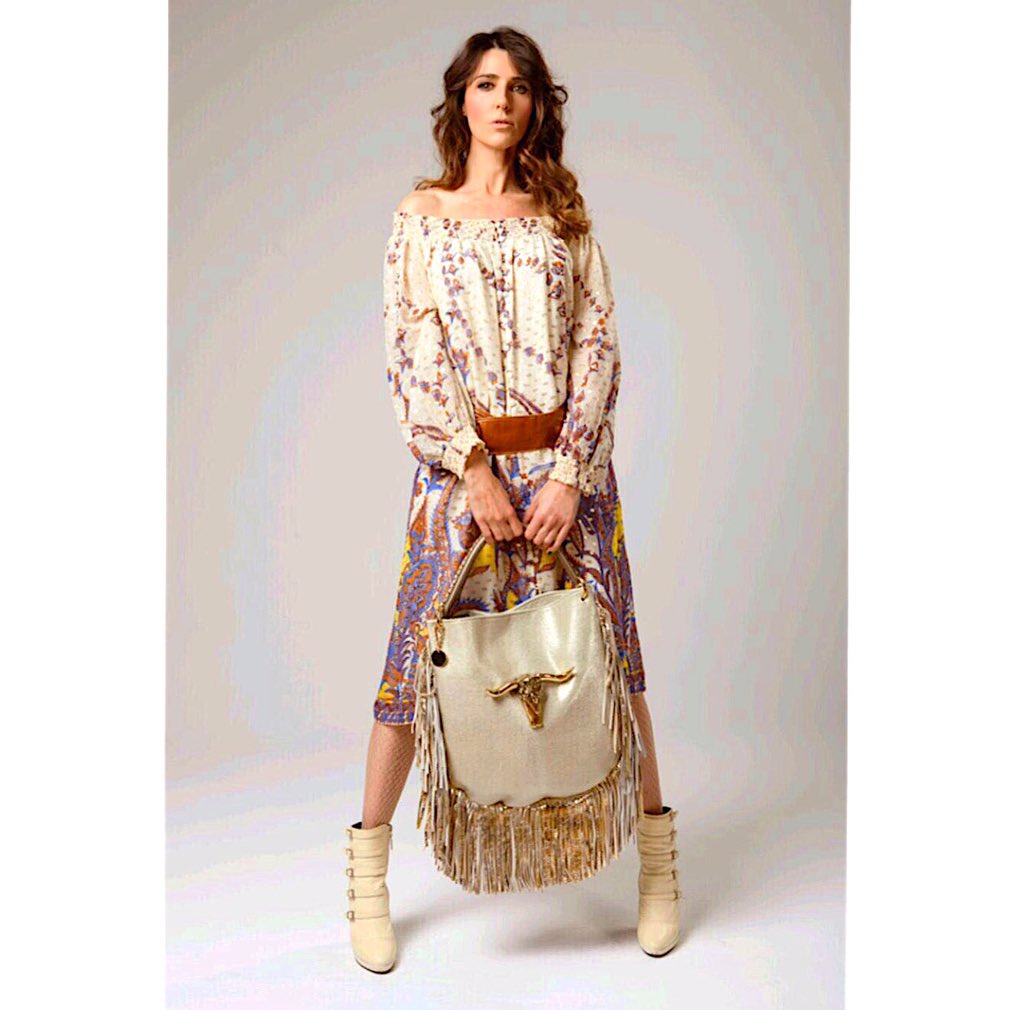 migi_sol's tweet photo. Posar con el modelo #Bitmania de #CAPAZONIA y pensar que los quiero todos! #rockinchic #rockinchiclifestyle #bag https://t.co/w1nuuJkxlq