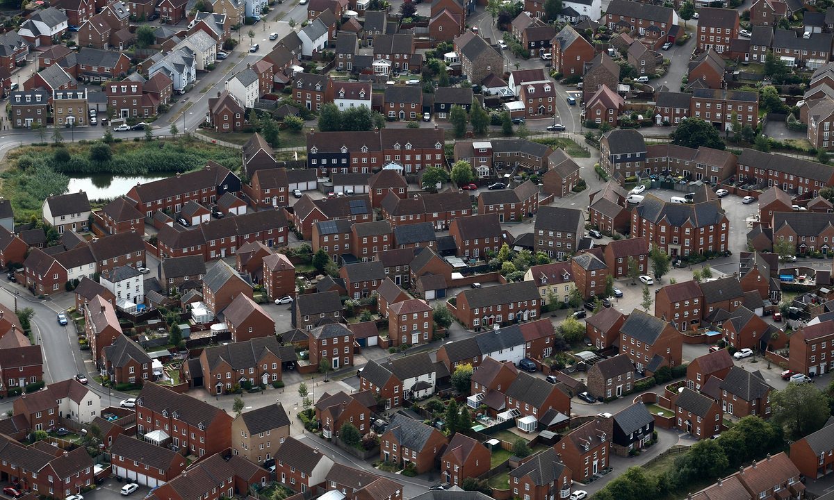 ComPropertyDeal's tweet photo. The continuous decrease of morgages; until when? @TheGuardian https://t.co/BtA0DeULV8 #RealEstate #PropertyNews #UK https://t.co/itcUIs8drX
