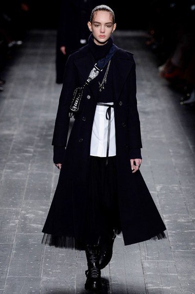 VogueRunway's tweet image. Just in: see the entire @MaisonValentino Fall 2016 collection. vogue.cm/lS5LmTP