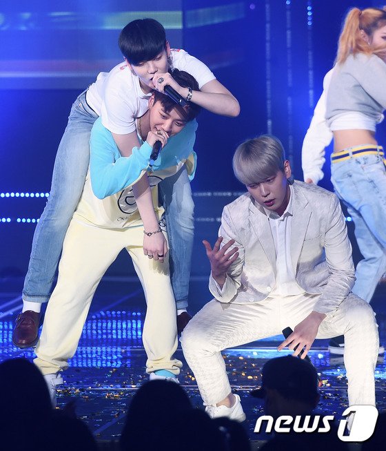 rina_december's tweet photo. +  ко всему
Шиппер счаслив
#banglo #bap #feelsogood1stwin https://t.co/5qKGtFGL3s