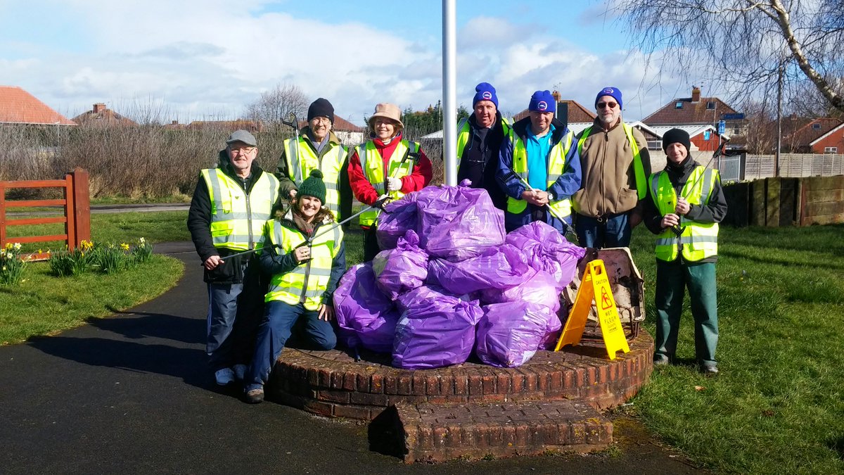 LFCSSomerset's tweet photo. .@cleanforqueen pls retweet! #FriendsofApex park & @SedgemoorDC doing a great job at #CleanForTheQueen in Burnham! https://t.co/MzBn8G8oRb
