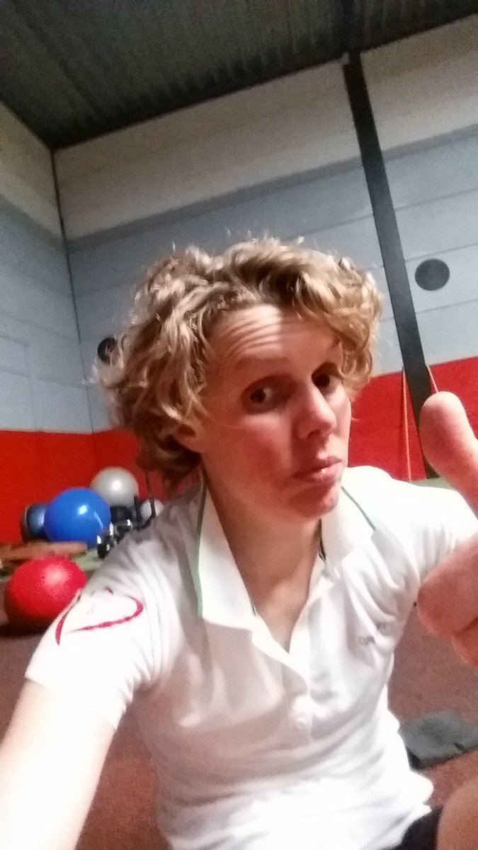 Sportmethart's tweet image. Soms moet je er even goed aan trekken. Mijn eigen Personal coach.  #powercleans, #wallballs #powersled 50m.