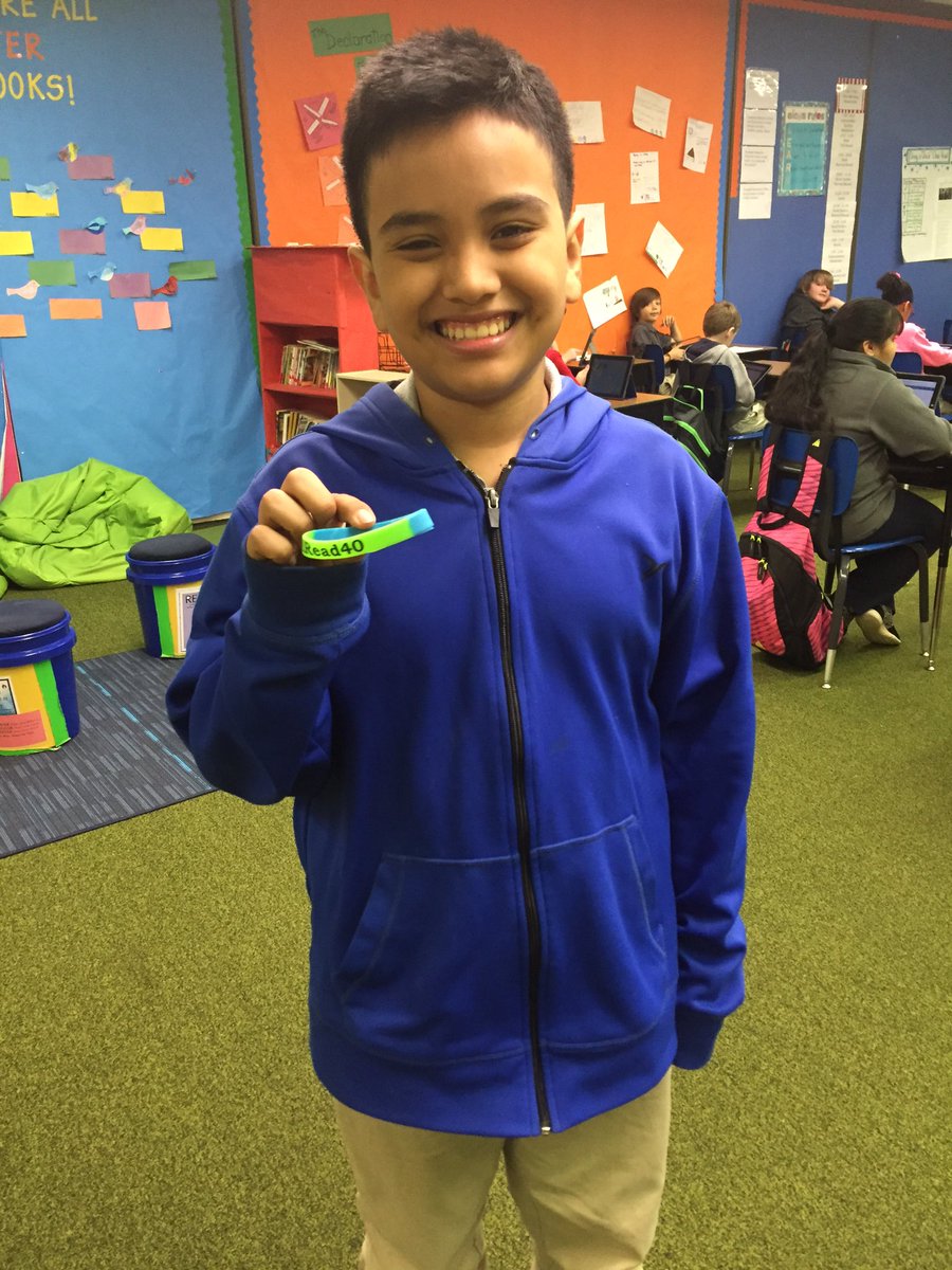 knollwoodelem's tweet photo. Lots of new #iRead40 bands handed out yesterday! So proud of our readers! https://t.co/qw6fxjK8pK