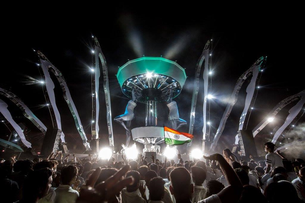 Sherpa_Land's tweet photo. 27 Pictures To Prove @sensation India Was Lit : https://t.co/ptvWHCpVxP #TurnEverythingUp #BudweiserSensation https://t.co/WVGjssiFZA