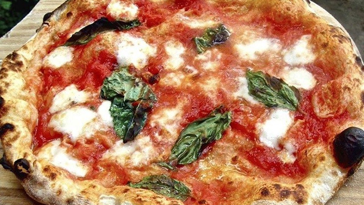 FoxNewsLife's tweet photo. Italy puts Neapolitan pizza-making forward for Unesco recognition | https://t.co/nZcMdoWXfF https://t.co/Baq4EZQJWy