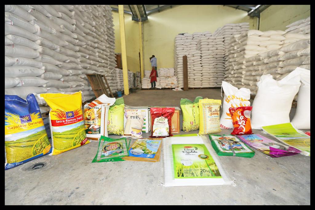 kementan's tweet photo. Beras ilegal dpt mhancurkan harga di petani, Mentan minta Kepolisian tindak tegas para pelaku penimbun beras 345 ton https://t.co/u8Mj51zFY0