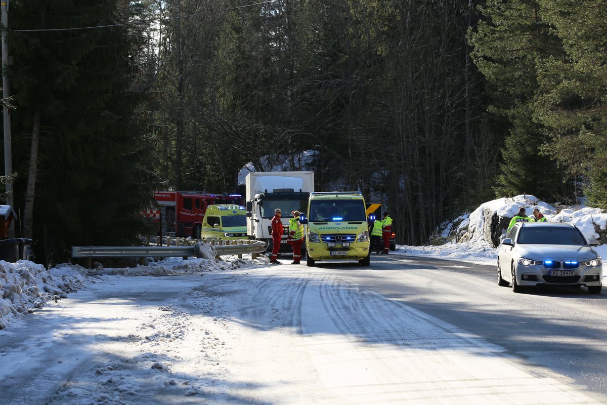 sturlakolding's tweet photo. . Fra stedet @opsenfollo #ulykke #follopd #follobv #brannvesen #ambulanse https://t.co/5tyPtippe2