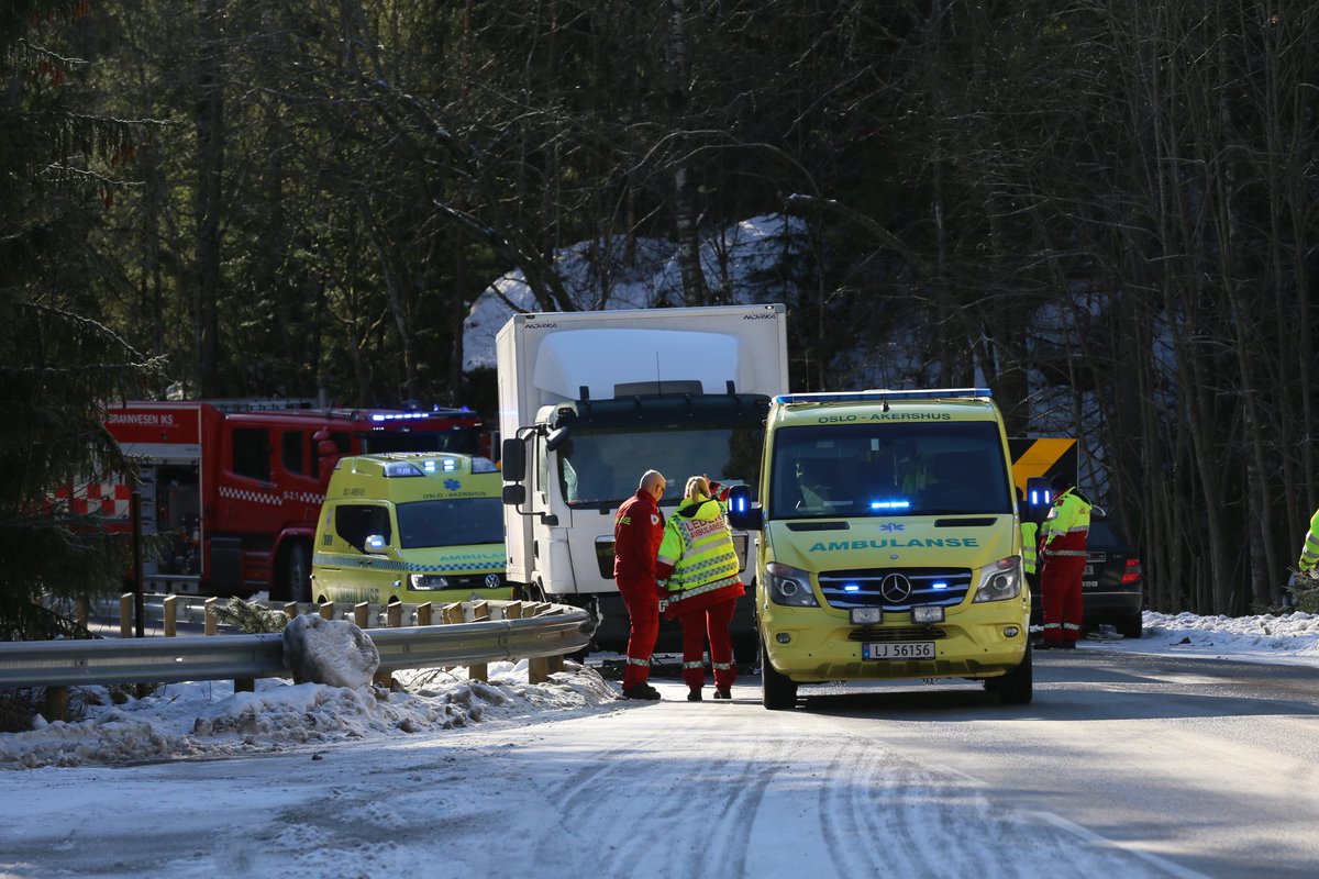 sturlakolding's tweet photo. . Fra stedet @opsenfollo #ulykke #follopd #follobv #brannvesen #ambulanse https://t.co/5tyPtippe2