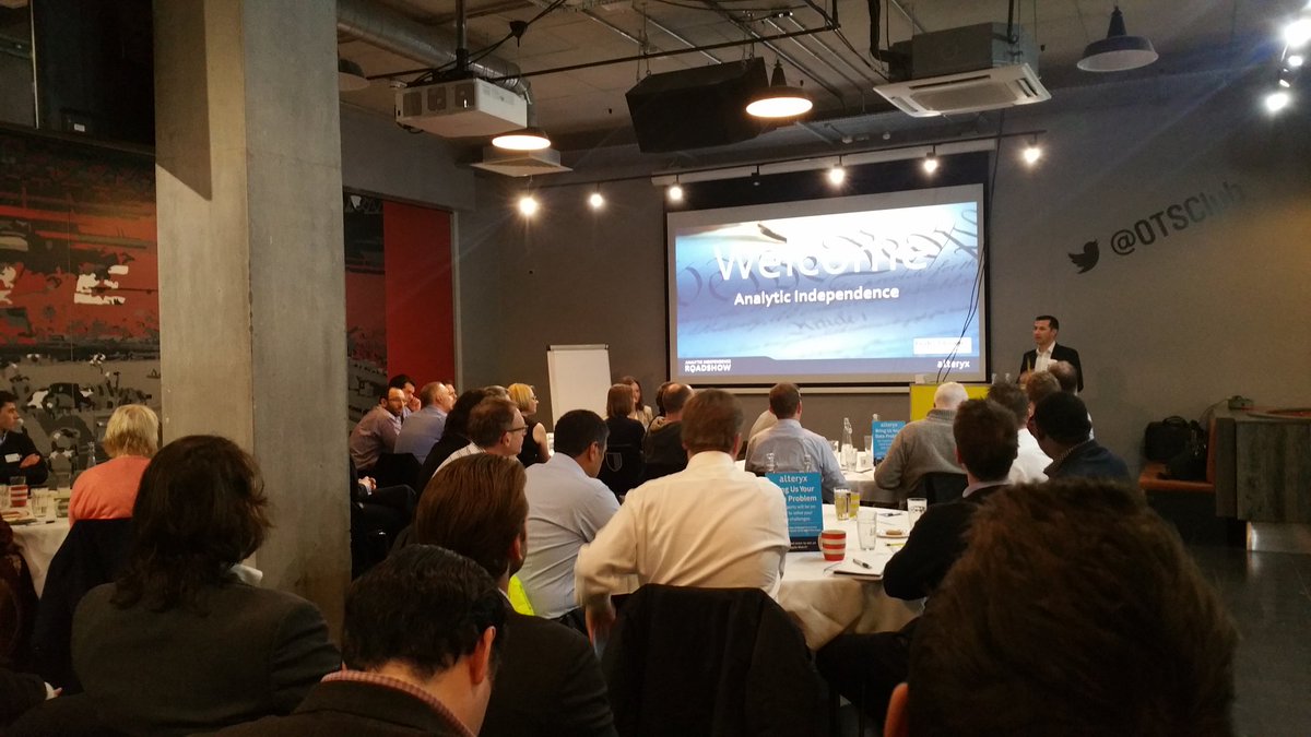 ChiaraPensato's tweet photo. Andrew Smith from @perfectimage talking about #AnalyticIndependence at another packed @alteryx event in Manchester https://t.co/3ybYQSQWE2