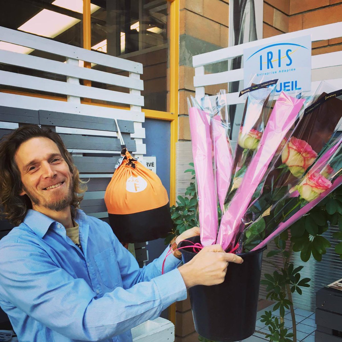 Iris_EntAdaptee's tweet photo. C'est avec des roses qu'@Iris_EntAdaptee accueille les femmes ! :) #JourneeDesDroitsDesFemmes #IWD2016 https://t.co/LnRuh0QL13