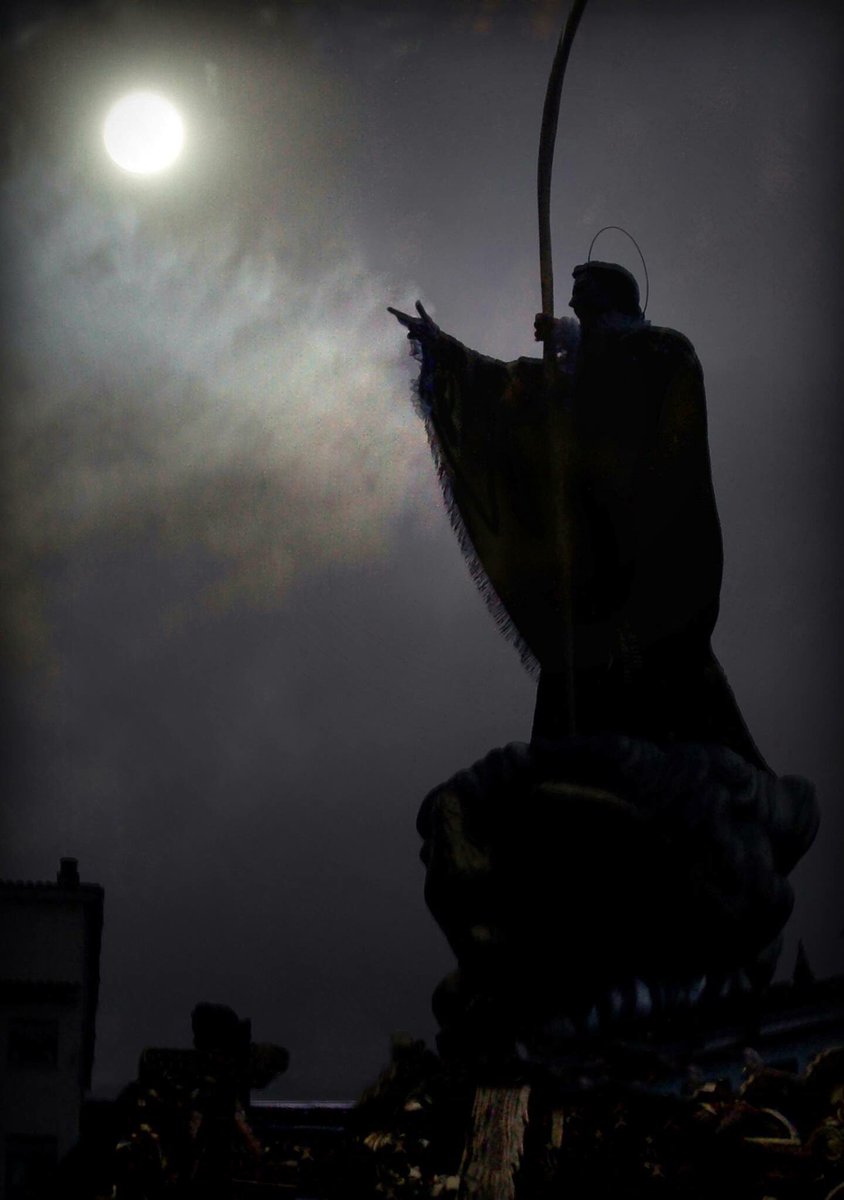 San Juan señala la luna del nisan en la madrugada santa......apunto de la hora nona.