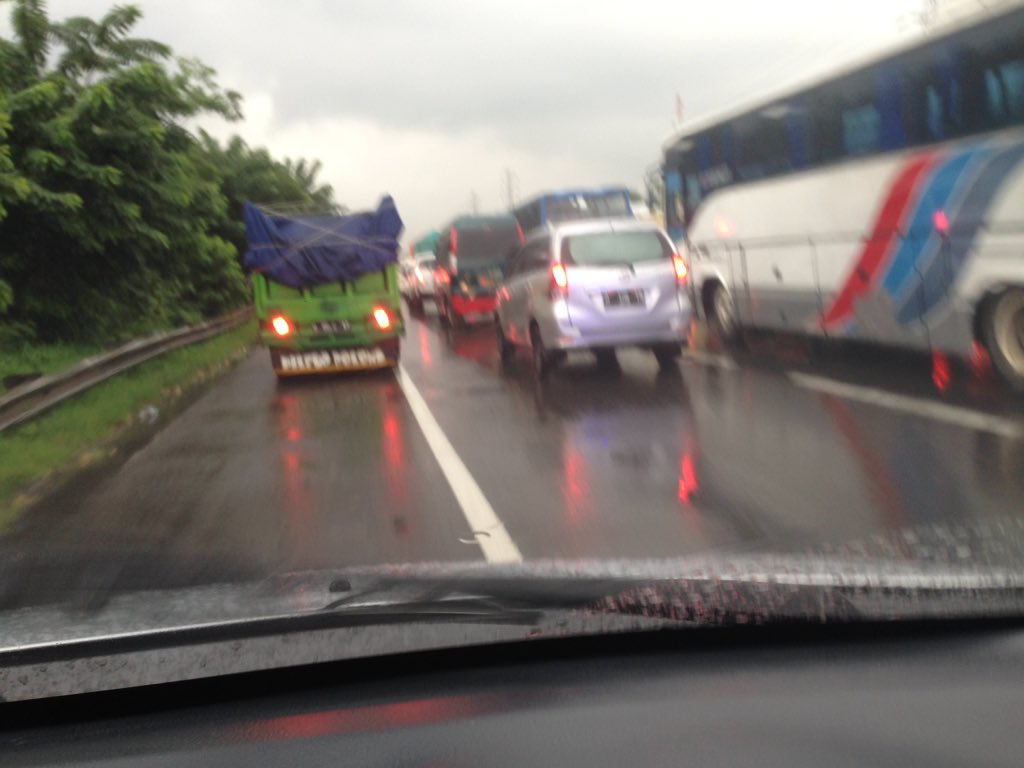 Dimascllub's tweet image. Macet parah dari jakarta ke bandung @TMCPoldaMetro
