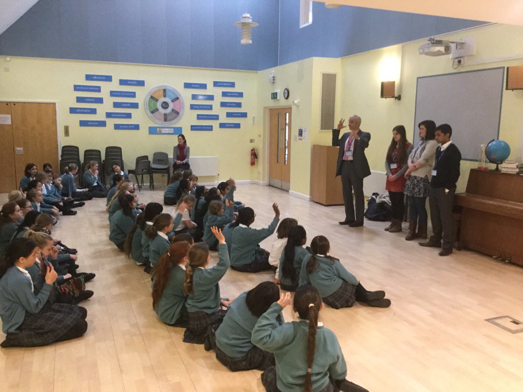 Dr Saeb-Parsy and medical students round up the session <a href="/SPFSchools/">Stephen Perse Cambridge</a> on structure of the human body. #STEAM