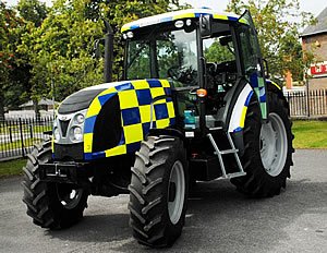 lyndsey_hessey's tweet photo. I saw this on the A12 this morning :) #PoliceTractor #Suffolk https://t.co/qXet2baPNC