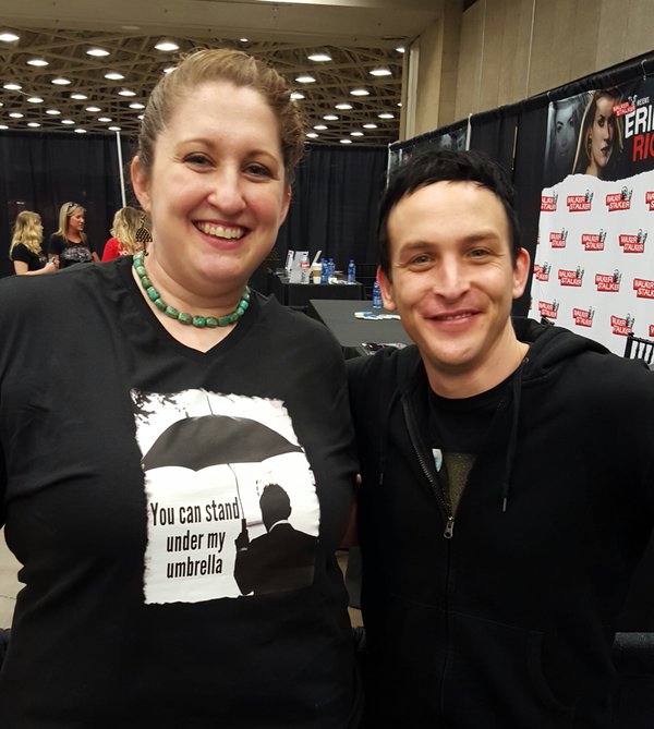 pinelou's tweet photo. .@robinlordtaylor #WalkerStalkerDallas #Gotham / photos: robeyrobe emelec80 @saysay_girl walkingdeadjedi https://t.co/zZaDn0zEp0