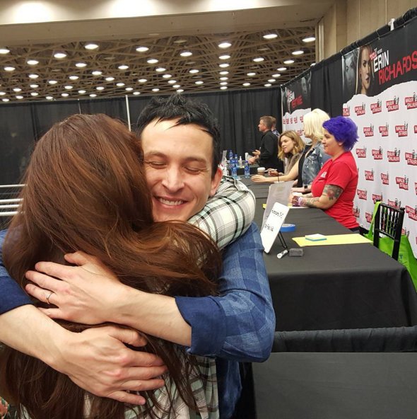 pinelou's tweet photo. .@robinlordtaylor #WalkerStalkerDallas #Gotham / photos: robeyrobe emelec80 @saysay_girl walkingdeadjedi https://t.co/zZaDn0zEp0
