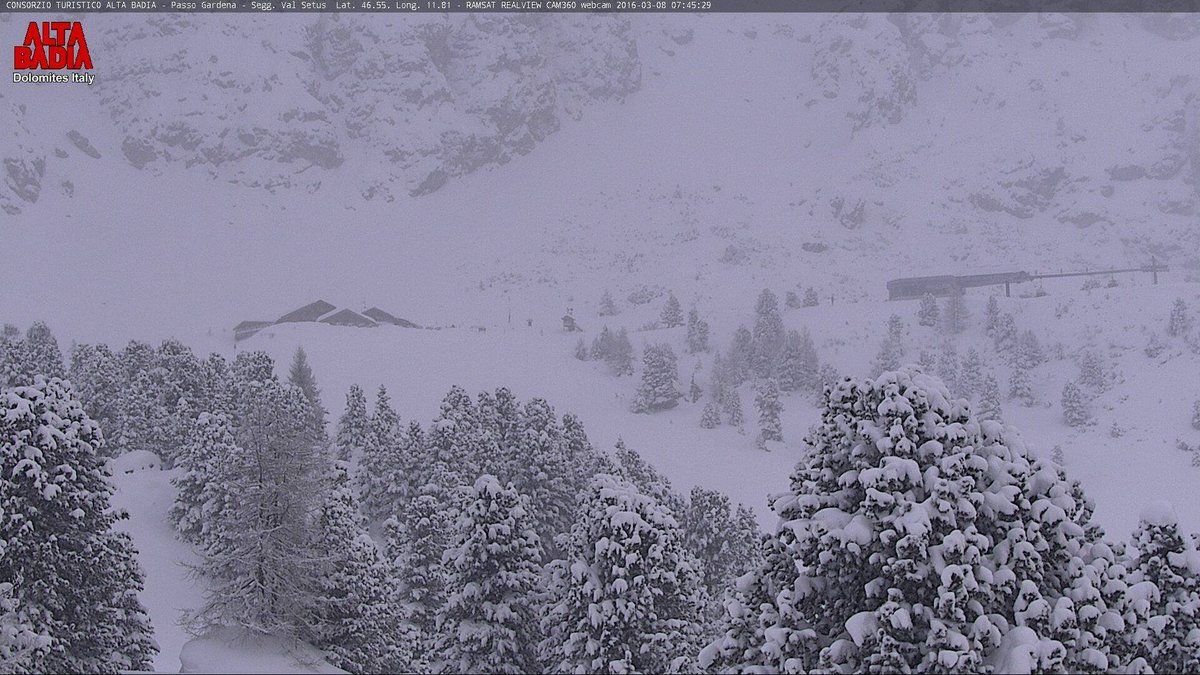 altoadige_info's tweet photo. Fino a 2 m di neve in #AltoAdige.Qui bollettino #neve e #webcams. E continua a nevicare! https://t.co/yTLDUZj3yd https://t.co/iVGQAkoitk