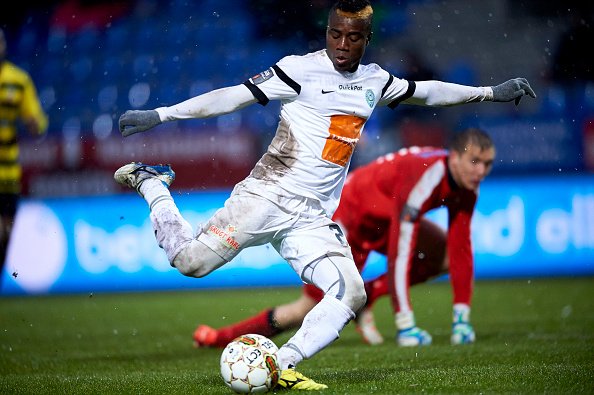 ミズノ モレリアNEOの 左右色違い着用パターン！ 『右足ホワイト、左足