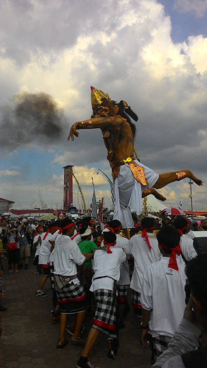 8c19a063237242b's tweet photo. #gmt2016 Arakan ogoh-ogah digelar pada festival GMT di Palembang. Ini merupakan rangkaian dari hari raya Nyepi. https://t.co/H9smb4Ez0z