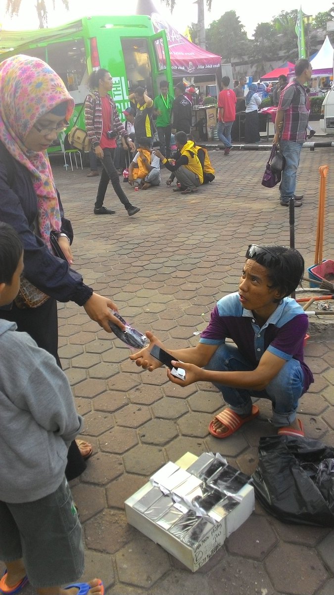 8c19a063237242b's tweet photo. #gmt2016 fenomena gerhana dimanfaatkan oleh pedagang untuk menjual kacamata las di Palembang, Selasa (8/2). https://t.co/3Sz0jZvpFU