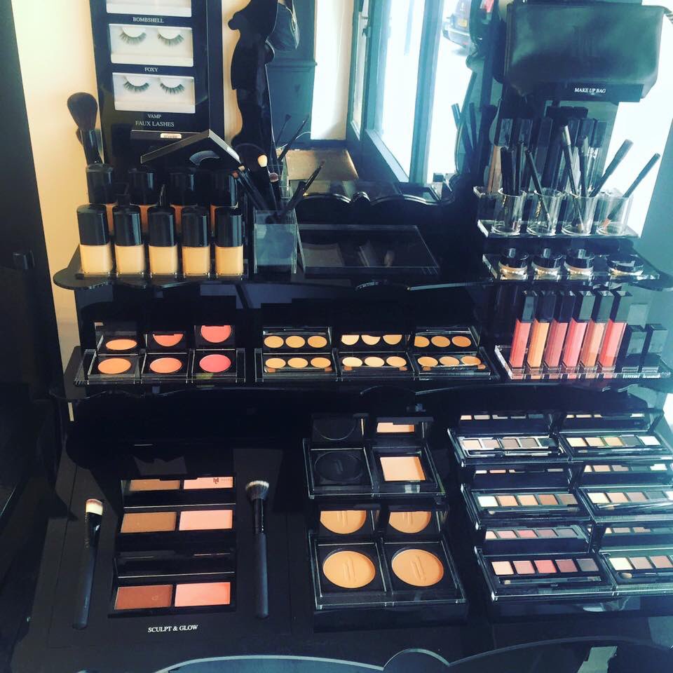 HouseOfVIP's tweet photo. When your #makeup game is #STONG 💪🏾#MAKEOVERS from £25! Let our makeup artists wave their magic brushes☎️01436677577 https://t.co/lIwfbxOnOz