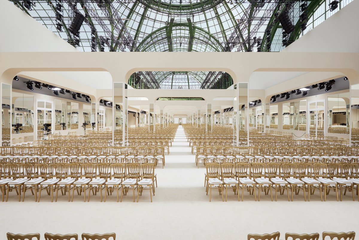CHANEL's tweet photo. Decor of the #FrontRowOnly show, a nod to Coco’s 1960’s presentations at 31 rue Cambon #ChanelFallWinter2017 #pfw https://t.co/vfp4hlSvtx