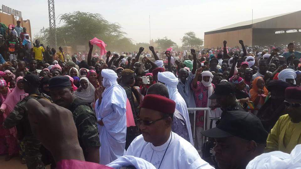 mohamedbazoum's tweet photo. #instantané #Agadez
1ére étape du campagne pour second tour
#acceuil #ambiance #Tarraya
#votez @issoufou2016 https://t.co/gI39NbNNEj