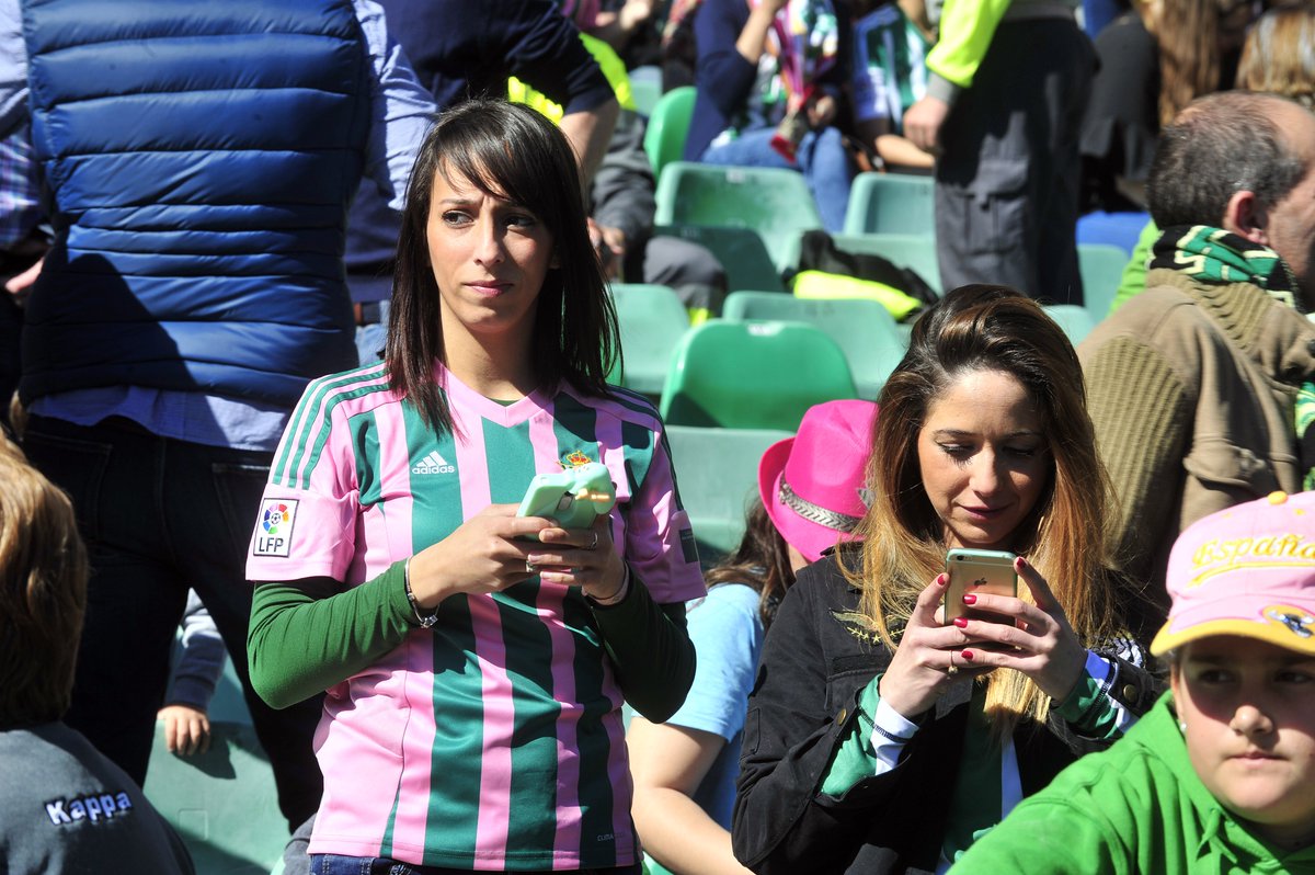 RealBetis's tweet photo. ¡#FelizDiaDeLaMujer! Muy especialmente a vosotras, las béticas 👧 👩 👵 💚 https://t.co/gjkzl9OaBw