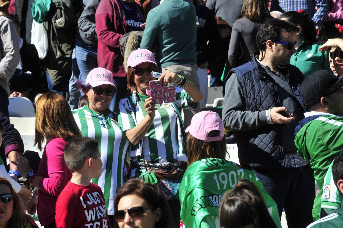 RealBetis's tweet photo. ¡#FelizDiaDeLaMujer! Muy especialmente a vosotras, las béticas 👧 👩 👵 💚 https://t.co/gjkzl9OaBw