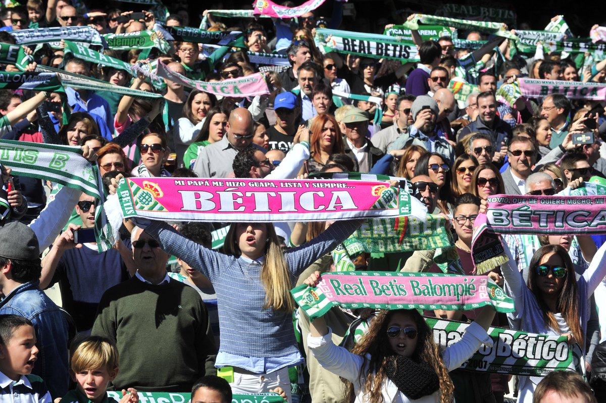 RealBetis's tweet photo. ¡#FelizDiaDeLaMujer! Muy especialmente a vosotras, las béticas 👧 👩 👵 💚 https://t.co/gjkzl9OaBw