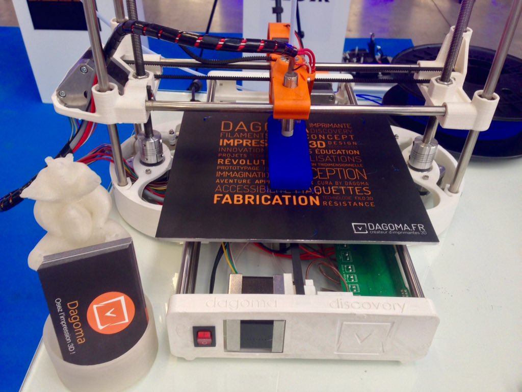 Dagoma3D's tweet photo. En live du salon @comenorday ! impression d'un trophée aux couleurs de l'événement #impression3D #communication https://t.co/CC0VU9uxHx