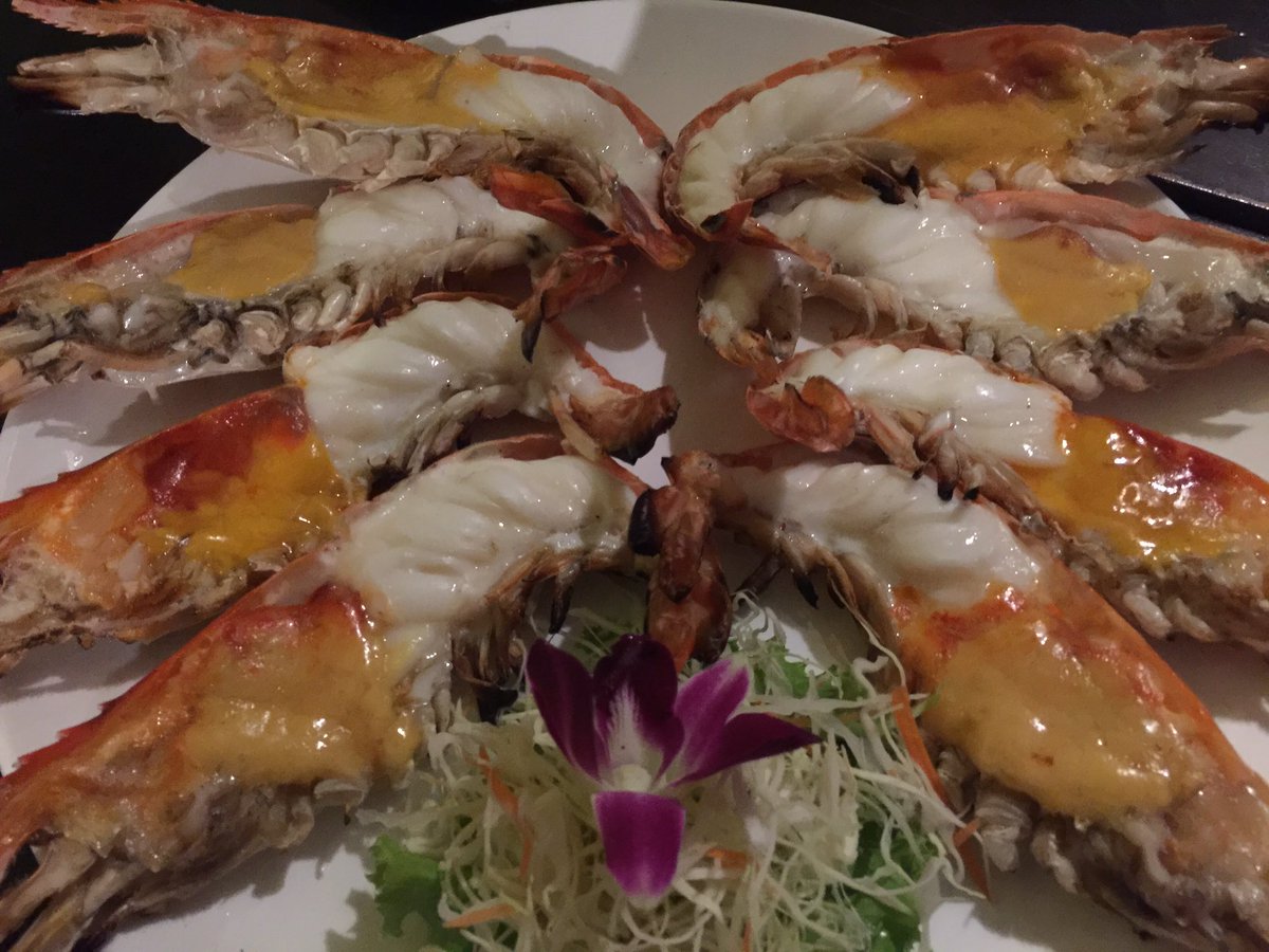 SurrenderedBear's tweet photo. ทานข้าวกันครับ อร่อยทุกอย่าง ร้านเรือนร่มไทร ริมแม่น้ำบางปะกง ฉะเชิงเทรา @aroii https://t.co/sb0E59goEB