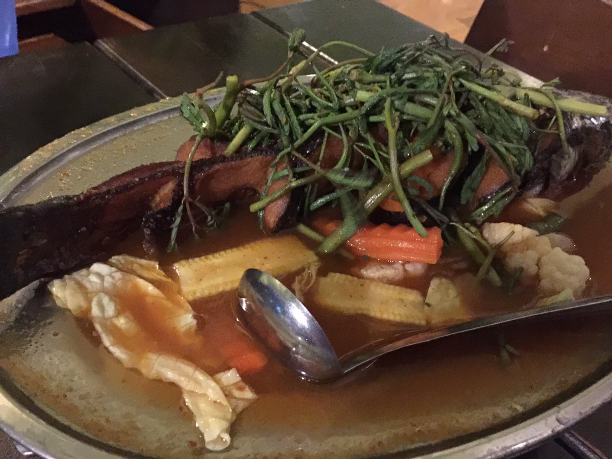 SurrenderedBear's tweet photo. ทานข้าวกันครับ อร่อยทุกอย่าง ร้านเรือนร่มไทร ริมแม่น้ำบางปะกง ฉะเชิงเทรา @aroii https://t.co/sb0E59goEB