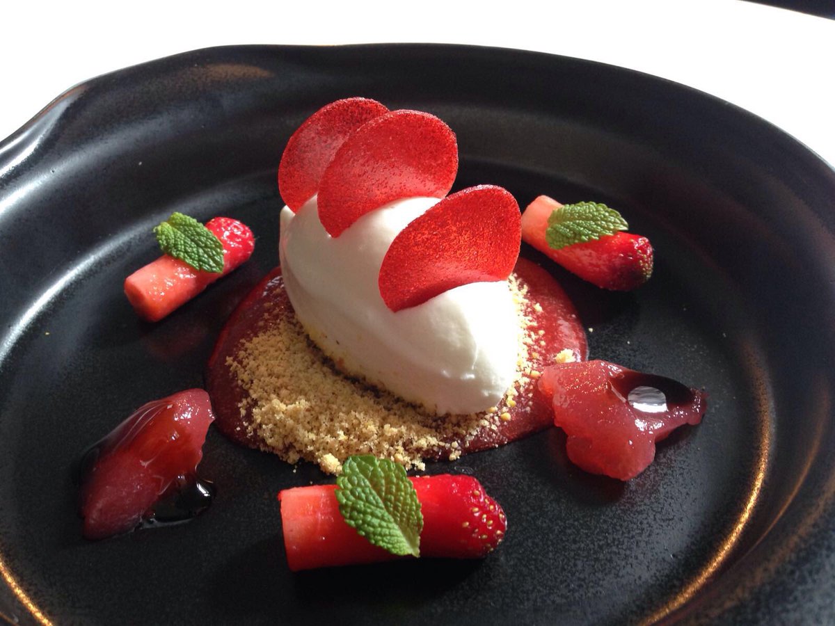 Pacomoraleschef's tweet photo. Recuperamos en @AltrapoFoodie un postre de nuestra etapa en #Senzone año 2007.
{ Fresas, nata, pimienta y vinagre} https://t.co/lFefn8jJXC